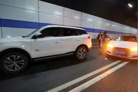 长江隧道上海浦东往崇明方向发生多起事故，其中一起10车追尾图片