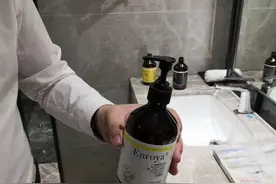 一旅客深圳出差投诉酒店沐浴露有“尿味”，酒店：因过期和进水，已赔偿图片