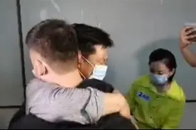 直击错抱孩子28年家庭重逢！患肝癌男子拉下口罩让亲生母亲看清图片