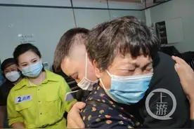 夜读 |“错换人生28年”相认现场：生母拥儿泪满面 | 员工拒绝加班被判赔公司1.8万图片