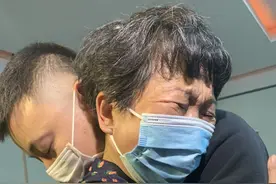 错换人生28年续：两家团聚，患病母亲说儿子比照片更帅图片