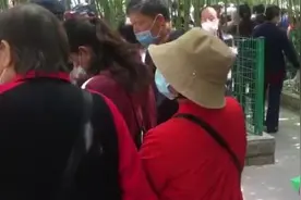 郑州相亲角火爆网络 中国式相亲映射两代人观念 网友评论很精彩图片