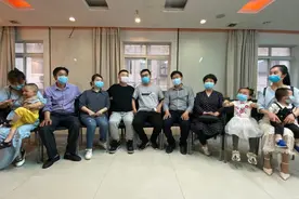 错换人生后，跨越28年的重逢图片