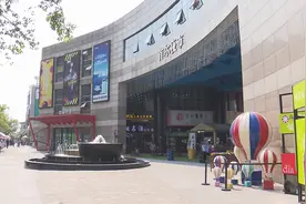 “韩国街”花车集市人气高 首尔夜市“五一”复市图片