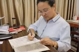 宿管阿姨帮学生晒被子获转"正式工":以后要做得更好图片