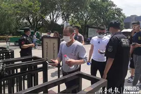 济南大明湖景区周边停满私家车，大部分是“鲁”字牌照车辆图片