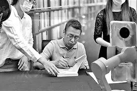 白岩松首秀“直播”售《白说》利润给书店图片