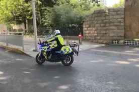 阳光刺眼，请驾驶员戴上偏光镜！郑州交警为您保驾护航图片