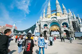 五一假期第一天│泉城欧乐堡：限流举措获理解，安全有序受游客好评图片