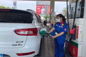 一天提放油枪近千次，这个女员工累到手抖图片