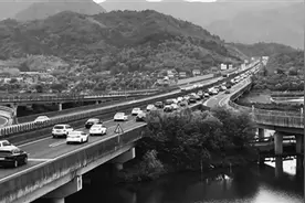 高速一路“堵堵堵”城区交通比较顺畅图片