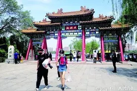 假期首日山东五家景区“客满”，停车场里多是“鲁”字头图片