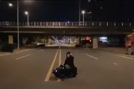 玩归玩闹归闹，别拿安全开玩笑！台州女网红开大G马路中间拍视频，面对处罚全程笑嘻嘻图片