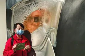 援鄂护士长龙艳的这滴泪，挂在画中，也挂在所有人的心上图片