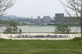 山东一女子跳湖轻生后获救，过程被游客拍下……图片