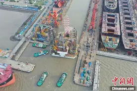 上海外高桥造船半月内交付第二艘自升式钻井平台图片