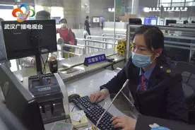 武昌车站优化服务迎接五一出行旅客图片