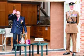 感动英国，百岁二战老兵为抗疫募集3200万英镑图片