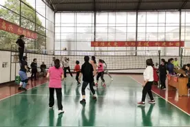 富源县举办气排球比赛 欢乐庆五一图片