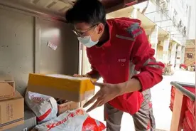 00后快递员月入过万：偶像是自律的科比视频封面