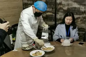 灵魂拷问：领导给你夹菜，吃不吃？图片