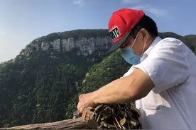 错换人生28年续：河南父亲上庐山为患癌儿子悬挂平安锁图片