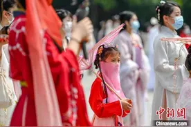 五百汉服“同袍”齐聚常州春秋淹城踏春行图片