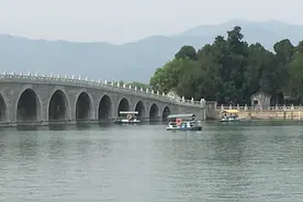 颐和园的昆明湖像一面镜子，光鉴父子深情图片
