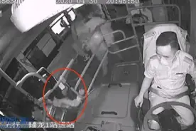 女孩认错爸爸上错车 公交司机变身“保镖”等亲人图片