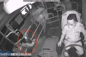 女孩认错爸爸上错车 公交司机变身“保镖”等亲人图片