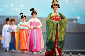 西安：华服走秀展示盛唐风貌图片