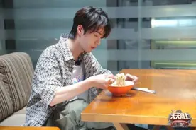 今晚10点《天天向上》：王一博为医护粉丝煮卤粉 林允钱枫组“风云”组合钓虾图片