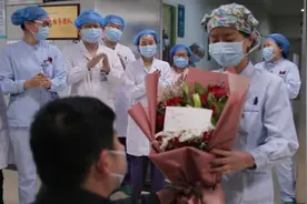 女友去一线抗疫，他临行塞婚戒归来补求婚视频封面