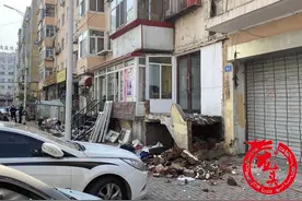 违建挡住人行道！建河二道街12处违建被拆图片