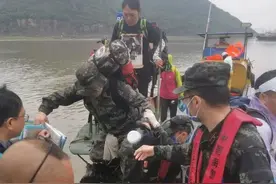 孤岛驰援 12名游客受困海岛 浙江台州海警紧急救援图片