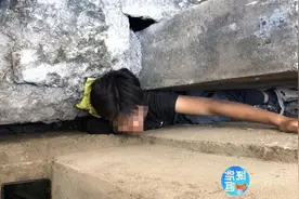 忍住别笑！陕西16岁男生翻墙回家被卡墙缝 网友：还是瘦图片