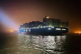 新“船王”抵沪，全球最大集装箱轮首靠洋山港图片