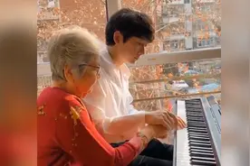 奶奶与孙子合奏走红，用放大镜看网友留言视频封面