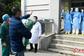 新冠患者：死亡线上抢救回来3次 再痛苦也坚持康复图片