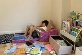解放双手，让孩子学会独立玩图片