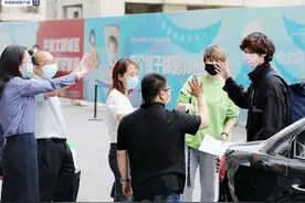 天津179名美国归来小留学生昨日解除隔离 踏上回家之路图片