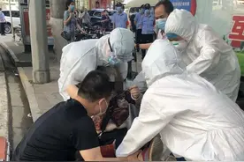 武汉婆婆等公交时突然昏迷，周围陌生人的反应让人感动图片