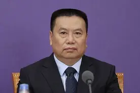 河南医疗转运队：武汉奋战45天 转运2525人次中、重症患者图片