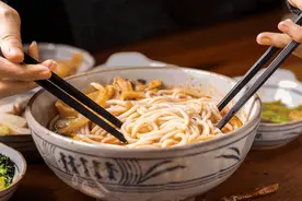 一餐饮店老板被判刑，赔120万！因为汤里加了这种料图片