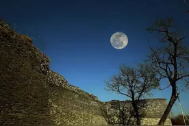 一个人需要多大的地方，才能安放对故乡的想念图片