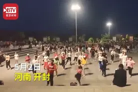 悟性太好，8岁女孩被大妈选为广场舞领舞，网友：一代更比一代强图片