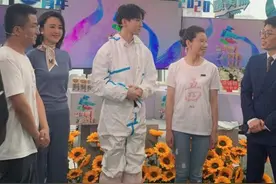 王俊凯穿防护服致敬一线医护人员网友大赞 王俊凯穿防护服是什么样的图片