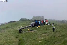 江西武功山一观光直升机极低空侧翻，幸无人员伤亡图片