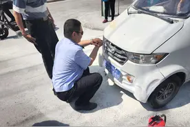 电动车突然着火，漯河交警变身“消防员”迅速灭火图片