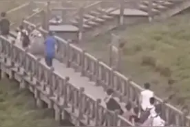 江西武功山金顶一观光直升机发生极低空侧翻图片